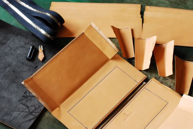 ブライドルレザー『ラウンドファスナー財布』　製作中のひとコマ　お札の角が折れない財布